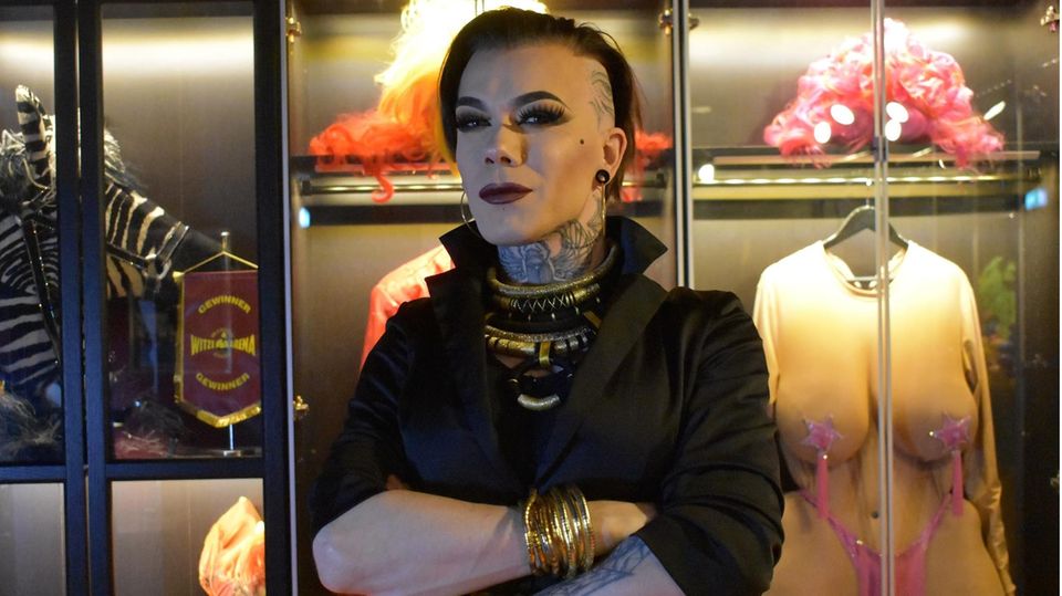 Corona-Alltag auf St. Pauli: Dragqueen Veuve Noire inmitten von Kult-Kostümen aus "Olivias Fummel-Fundus": "Die Welt vermisst St. Pauli" Dragqueen Veuve Noire inmitten von Kult-Kostümen aus "Olivias Fummel-Fundus": "Die Welt vermisst St. Pauli"