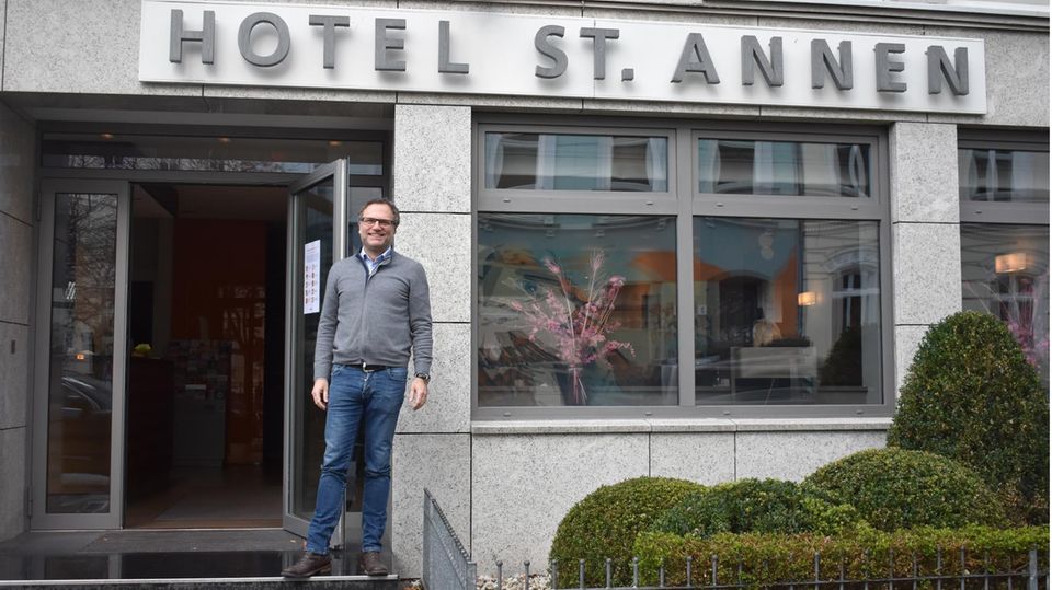 Corona-Alltag auf St. Pauli: Marcus vor seinem "St. Annen" Hotel in der Annenstraße 5: "Es geht mir am besten an Tagen, wo ich was schaffe, was ich schon immer machen wollte. Wo wir vorankommen und kreativ sind." Marcus vor seinem "St. Annen" Hotel in der Annenstraße 5: "Es geht mir am besten an Tagen, wo ich was schaffe, was ich schon immer machen wollte. Wo wir vorankommen und kreativ sind."