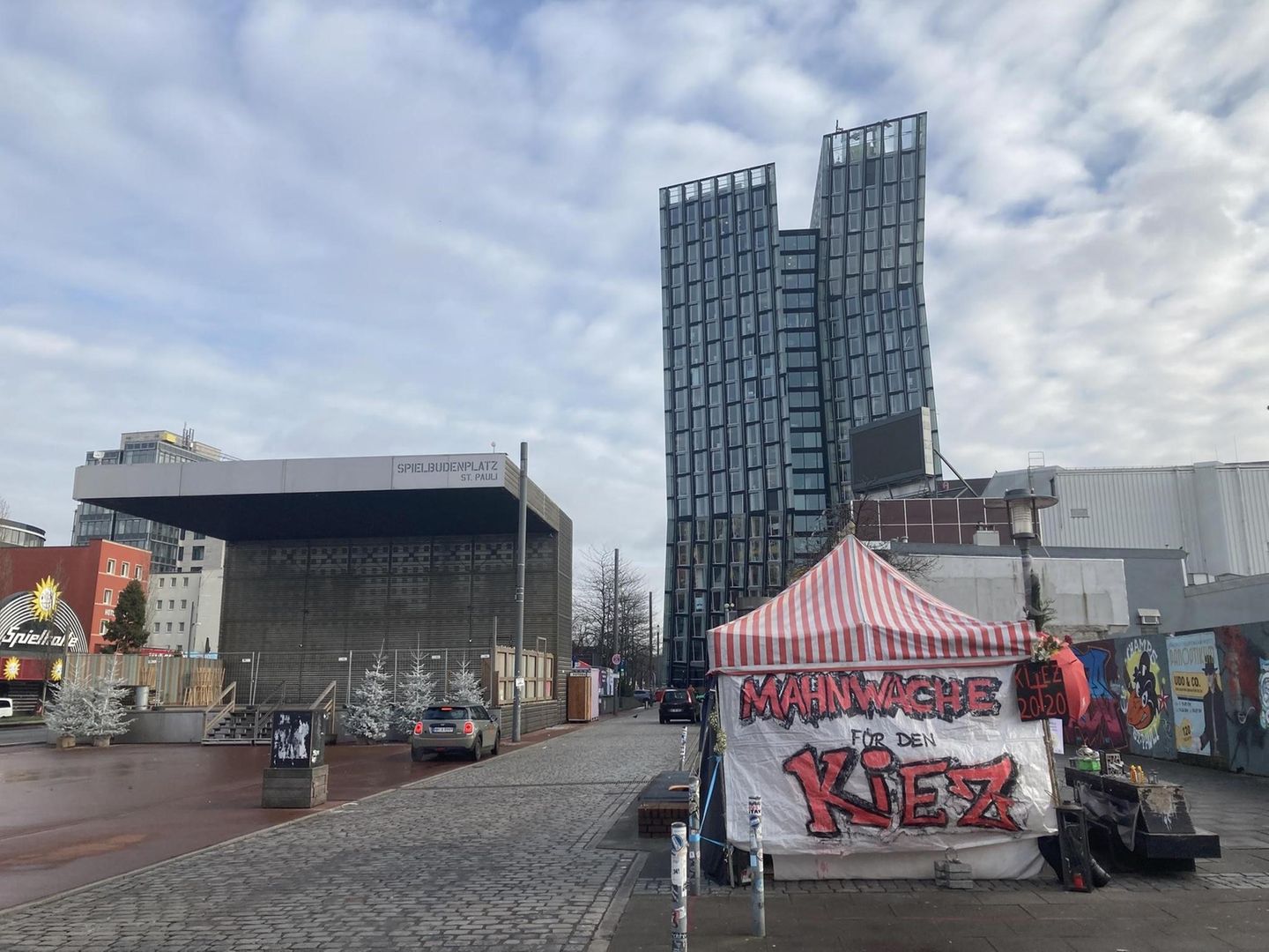 Auf dem Spielbudenplatz an der Reeperbahn erinnert eine Mahnwache an die Zeiten vor Corona