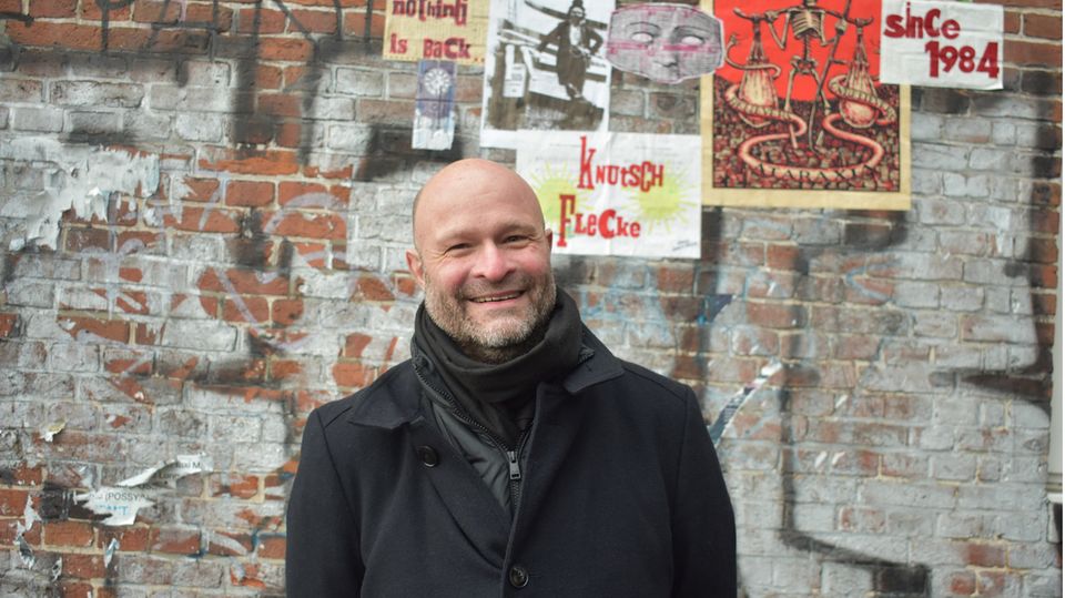 Corona-Alltag auf St. Pauli: Dominik ist Stadtführer und bietet vor allem Musik- und historische Touren an. "Die Leidenschaft ist noch da. Aber es fehlt die Aufgabe." Dominik ist Stadtführer und bietet vor allem Musik- und historische Touren an. "Die Leidenschaft ist noch da. Aber es fehlt die Aufgabe."