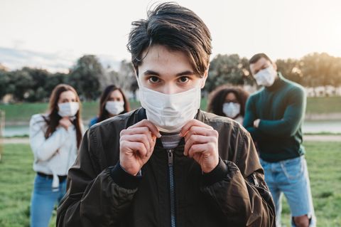 Jugendliche tragen Maske