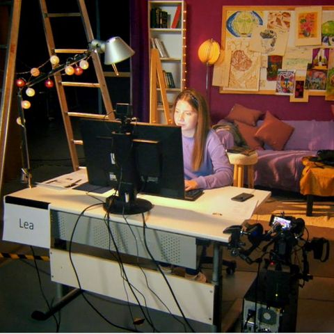 Lea ist 20, sie spielt in einem als ­Kinderzimmer ­gestalteten ­Studioraum in ­Berlin eine Zwölfjährige