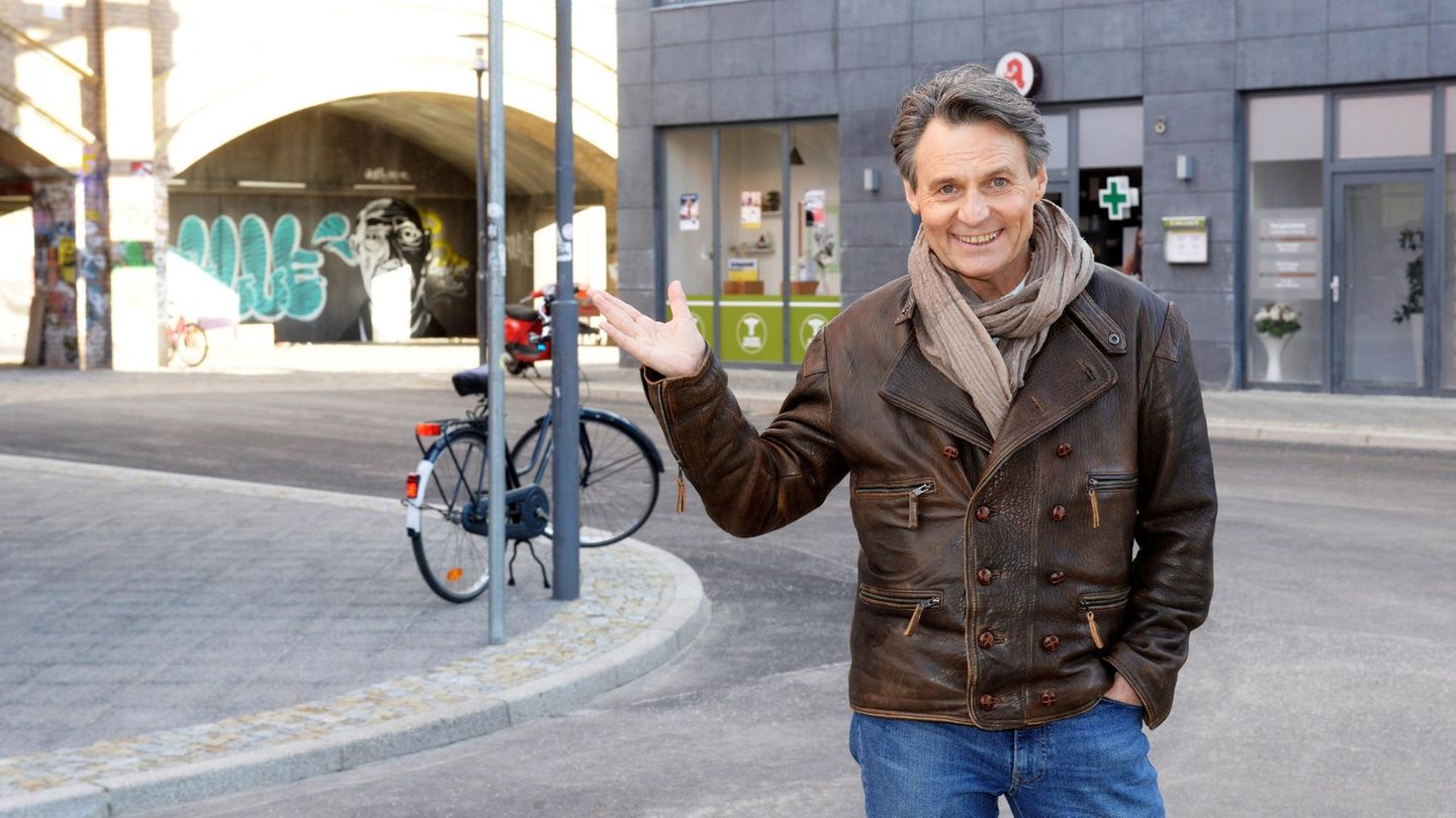 GZSZ-Schauspieler Wolfgang Bahro am neuen Außenset,