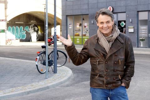 GZSZ-Schauspieler Wolfgang Bahro am neuen Außenset,
