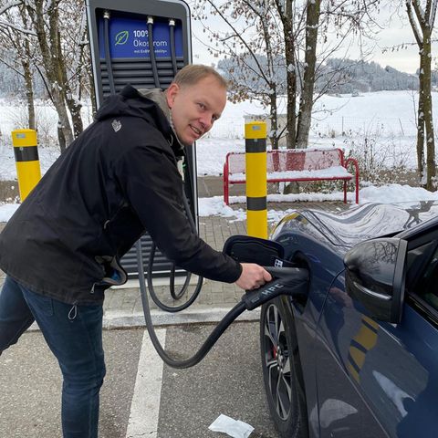 Stern-Reporter Jan ­Boris Wintzenburg lädt das Elektroauto auf