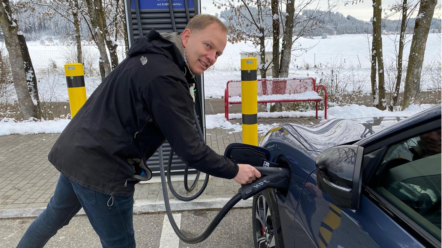 Stern-Reporter Jan Boris Wintzenburg lädt das Elektroauto auf Stern-Reporter Jan Boris Wintzenburg lädt das Elektroauto auf