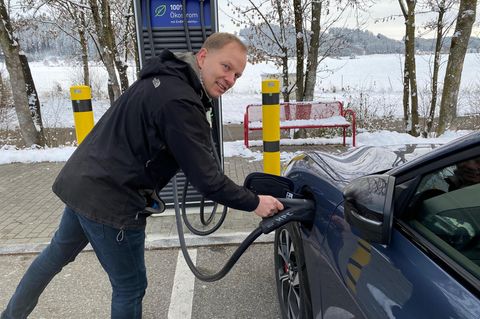 Stern-Reporter Jan ­Boris Wintzenburg lädt das Elektroauto auf