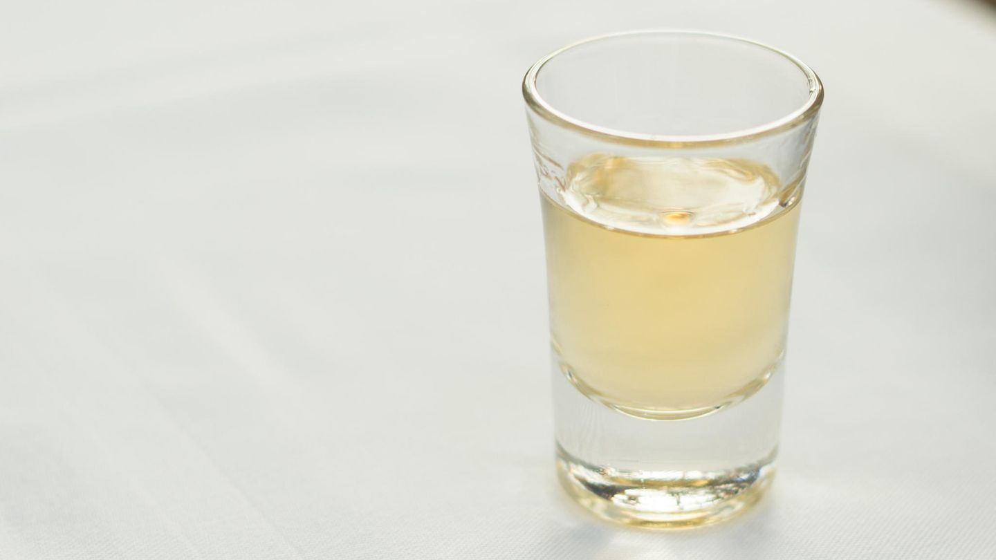 Rund 40 Schnapsgläser mit hochprozentigem Alkohol sollte der junge Mann trinken, um Teil der Gruppe zu werden.
