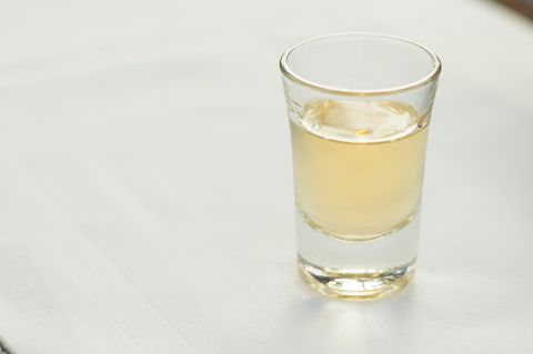 Rund 40 Schnapsgläser mit hochprozentigem Alkohol sollte der junge Mann trinken, um Teil der Gruppe zu werden.
