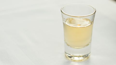 Rund 40 Schnapsgläser mit hochprozentigem Alkohol sollte der junge Mann trinken, um Teil der Gruppe zu werden.