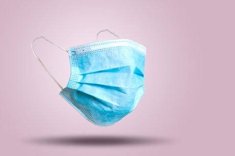 Masken und Gummihandschuhe werden falsch entsorgt.