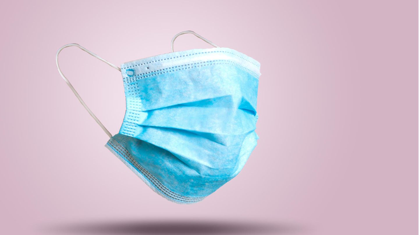Masken und Gummihandschuhe werden falsch entsorgt.