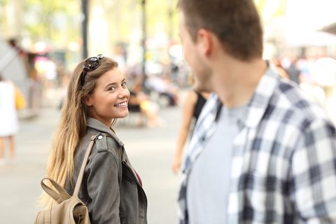 Ein Mann schaut einer Frau nach