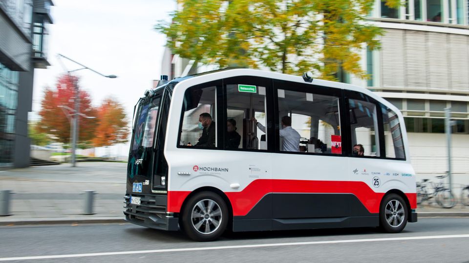 Shuttle ohne Fahrer: Dieser Kleinbus ist ein Forschungs- und Entwicklungsprojekt der Hamburger Hochbahn und   verkehrt in der HafenCity. Das Porjekt nennt sich HEAT - Hamburg Electric Autonomous Transportation.