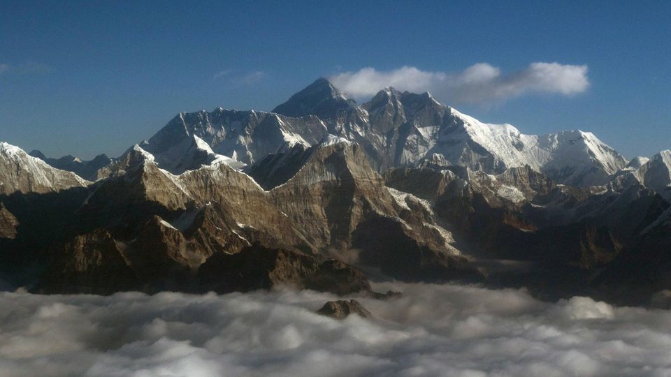 Die Spitze des Mount Everest ragt über die Wolken