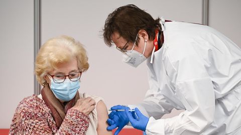 Eine Frau wird im Impfzentrum mit dem Impfoff von Biontech/Pfizer geimpft