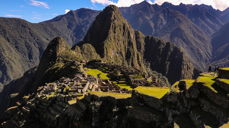 Ein Panoramablick auf die Inkastadt Machu Picchu