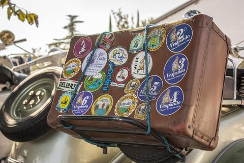 Ein Reisekoffer mit vielen Aufklebern aus fernen Ländern