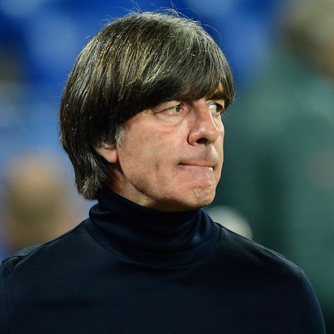 Bundestrainer Joachim Löw beißt sich auf die Unterlippe.