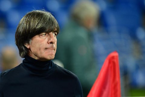 Bundestrainer Joachim Löw beißt sich auf die Unterlippe.