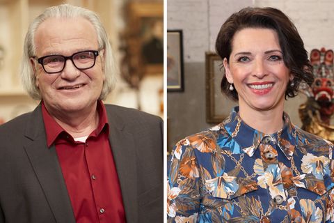 Albert Maier und Wendela Horz stehen im Studio von Bares für Rares in Pulheim und lachen in die Kamera