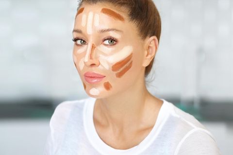 Frau macht Contouring
