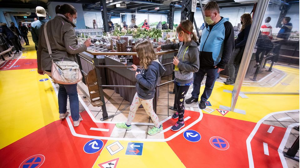 Touristenattraktion MiWuLa: Plexiglas, Masken und eindeutige Verkehrsregeln - mit Abstand konnte das Miniatur Wunderland im Sommer 2020 seine Gäste empfangen. Plexiglas, Masken und eindeutige Verkehrsregeln - mit Abstand konnte das Miniatur Wunderland im Sommer 2020 seine Gäste empfangen.