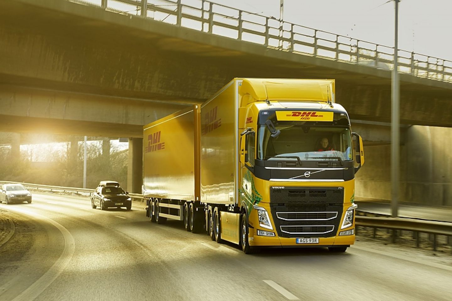 Volvo Trucks testet mit DHL: Pro Tag müssen die Transporter rund 150 Kilometer zurücklegen