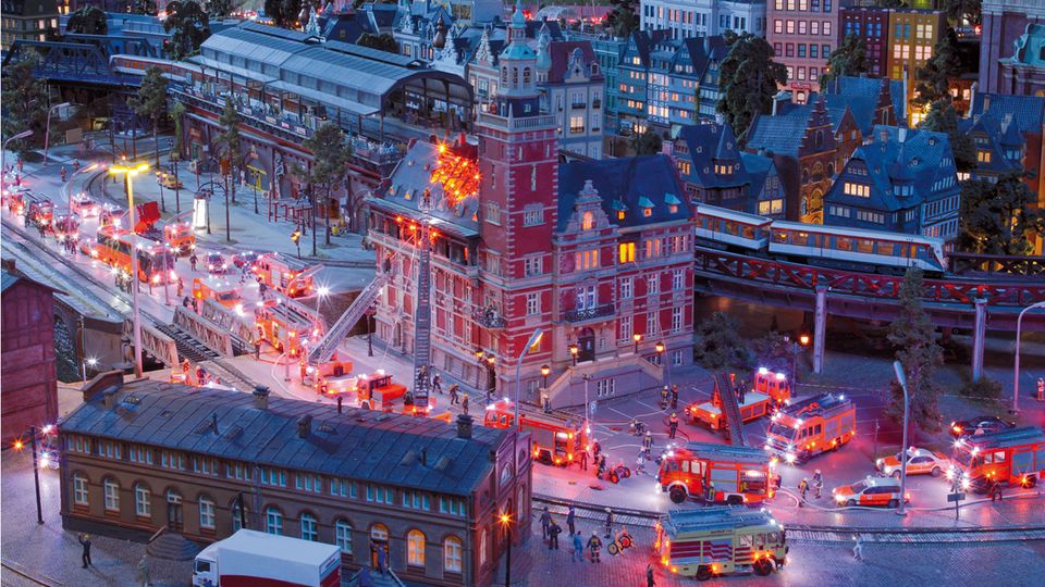 Touristenattraktion MiWuLa: Viele Liebe zum Detail: Eine Feuerwehreinsatz im Abschnitt Hamburg des Miniatur Wunderlandes Viele Liebe zum Detail: Eine Feuerwehreinsatz im Abschnitt Hamburg des Miniatur Wunderlandes