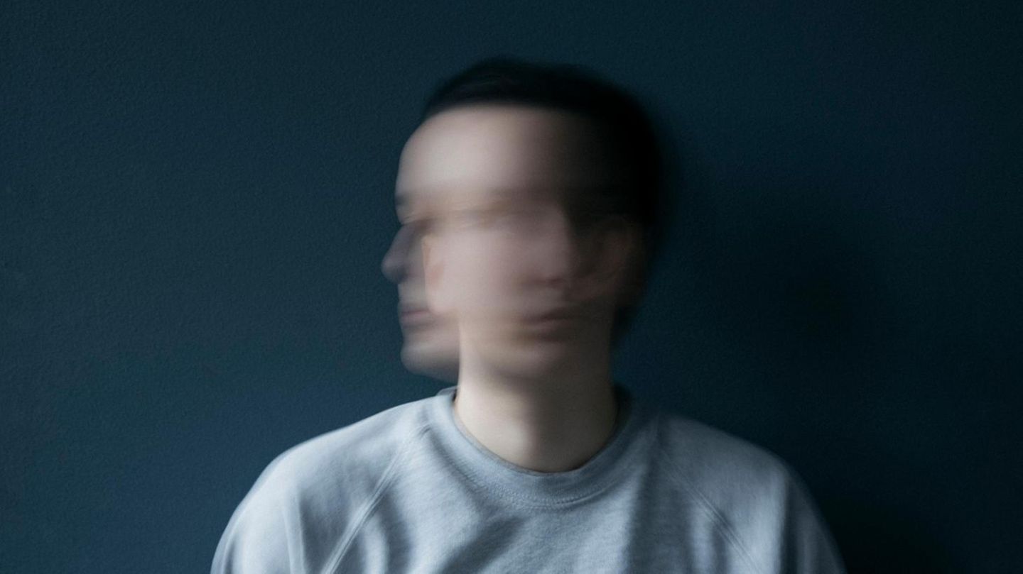 Er leidet unter Depressionen und Angststörungen Er leidet unter Depressionen und Angststörungen