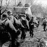 Auf den Feldern versanken die Infanteristen bis zum Knie im zähen Schlamm.