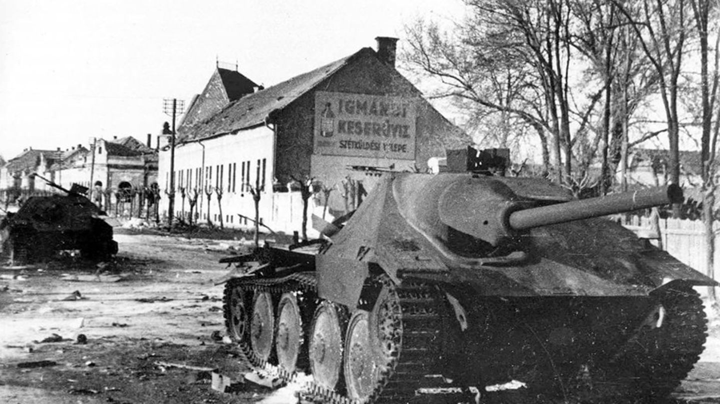 Dieser Hetzer explodierte nach einem Treffer.