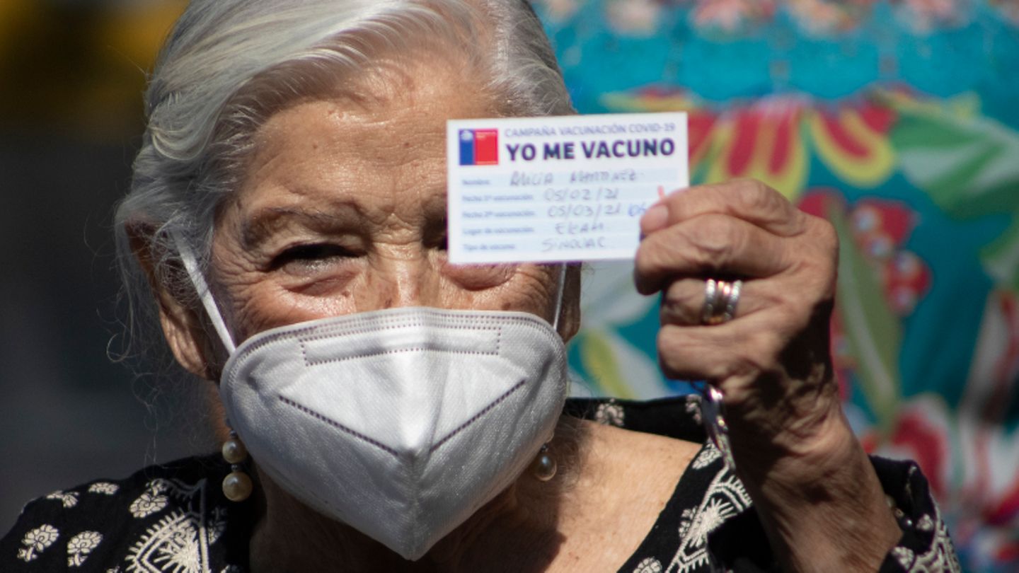 Stolz zeigt die Seniorin Alicia Martinez nach zweimal pieksen ihren Impfausweis: "Yo me vacuno" (zu deutsch: "Ich lasse mich impfen").