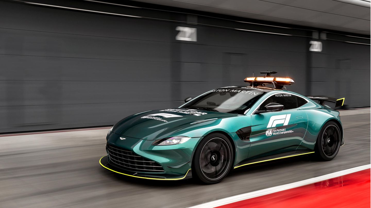 Das Handout des Autoherstellers Aston Martin zeigt das neue Safty Car der Formel 1, einen Aston Martin Vantage 