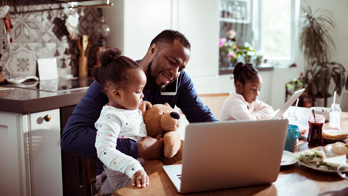 Familie im Homeoffice