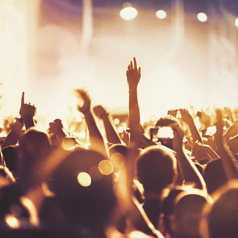 Festival-Besucher jubeln in Richtung Bühne