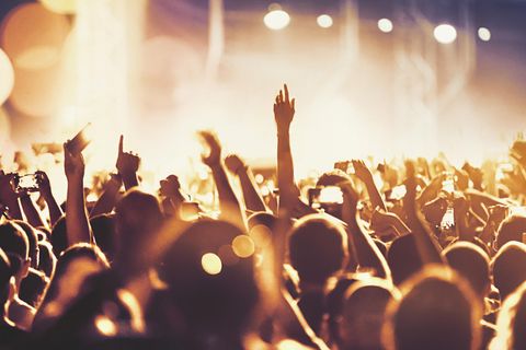 Festival-Besucher jubeln in Richtung Bühne
