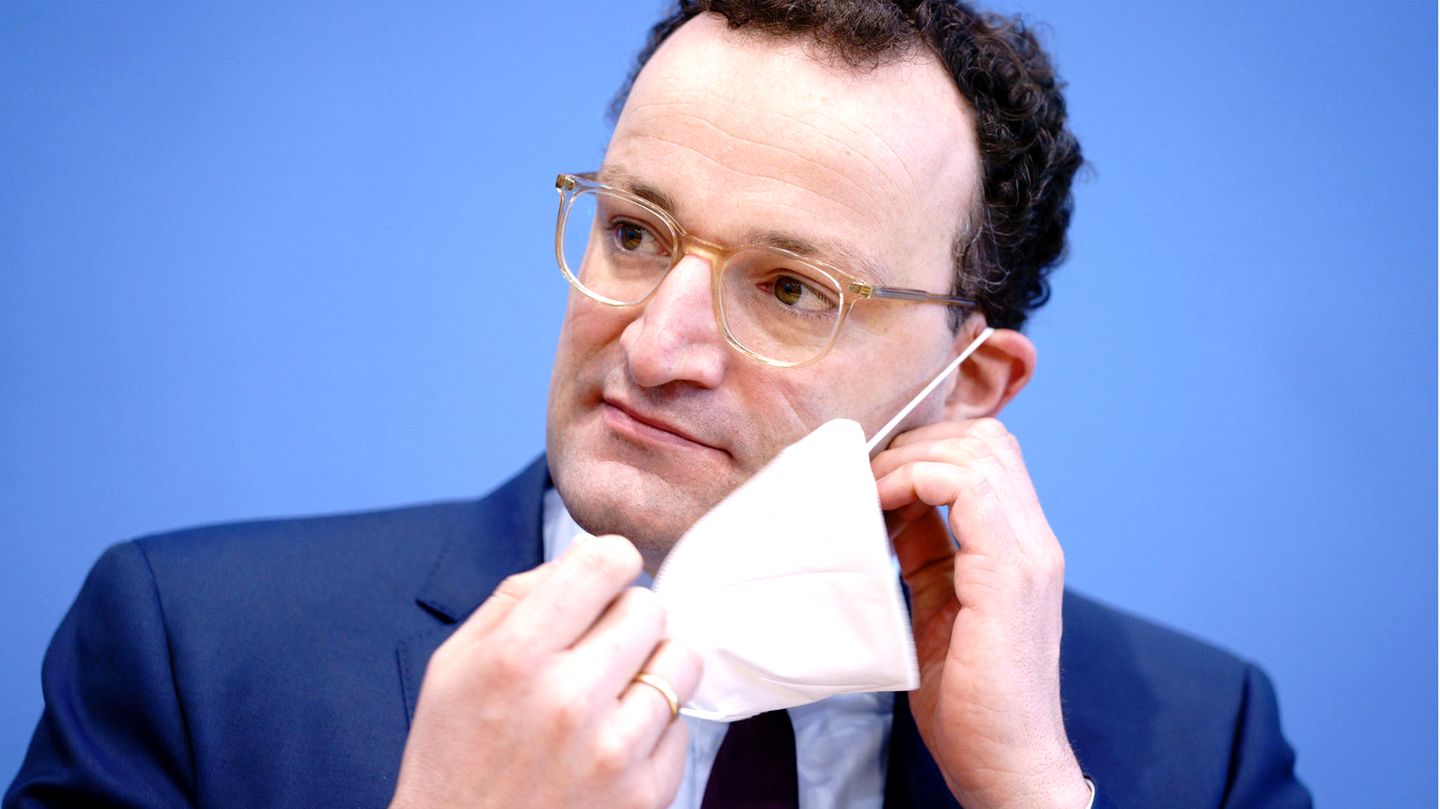 Neue RKI-Analyse: Jens Spahn stellt Geimpften weitere Freiheiten in Aussicht.