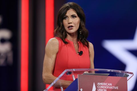 Kristi Noem hält eine Ansprache