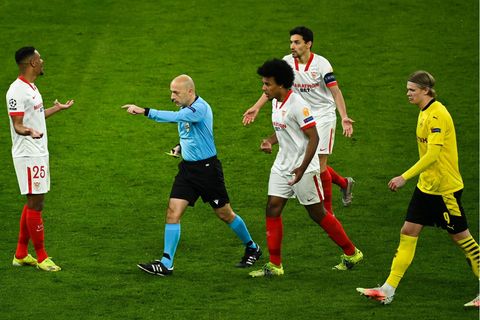 Nach dem ersten VAR-Einsatz entscheidet Schiedsrichter Cüneyt Cakir auf Strafstoß für den BVB