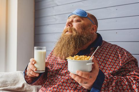 Ein Mann freut sich auf seine Cornflakes