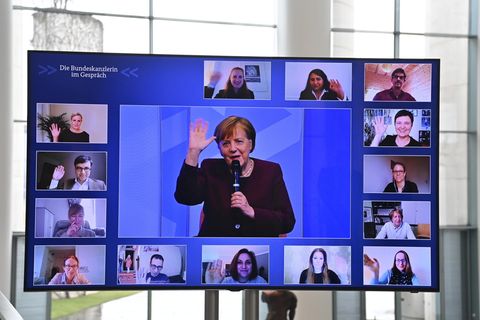 Bundeskanzlerin Angela Merkel führt vom Kanzleramt aus einen virtuellen Bürgerdialog, der auf dem Bildschirm zu sehen ist