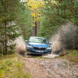 Mit dem Offroad-Modus kommt man auch abseits der Straße recht weit