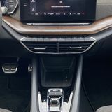 Das Holzfurnier verströmt gemeinsam mit dem Stoff eine angenehme Atmosphäre