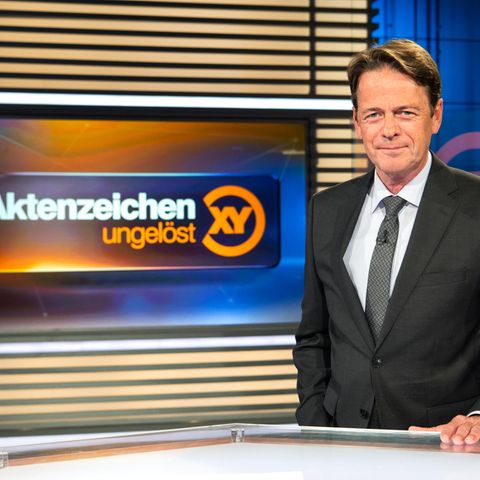 Rudi Cerne im Studio von "Aktenzeichen XY"