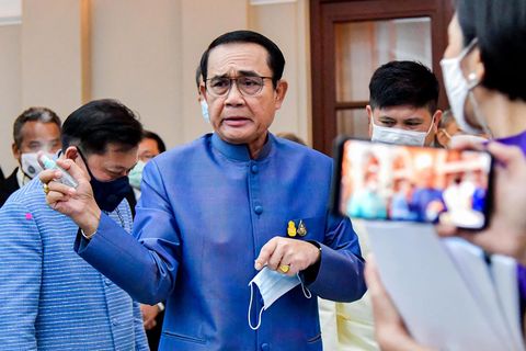 Eklat in Thailand: Premier Prayuth Chan-ocha besprüht Journalisten mit Desinfektionsmittel
