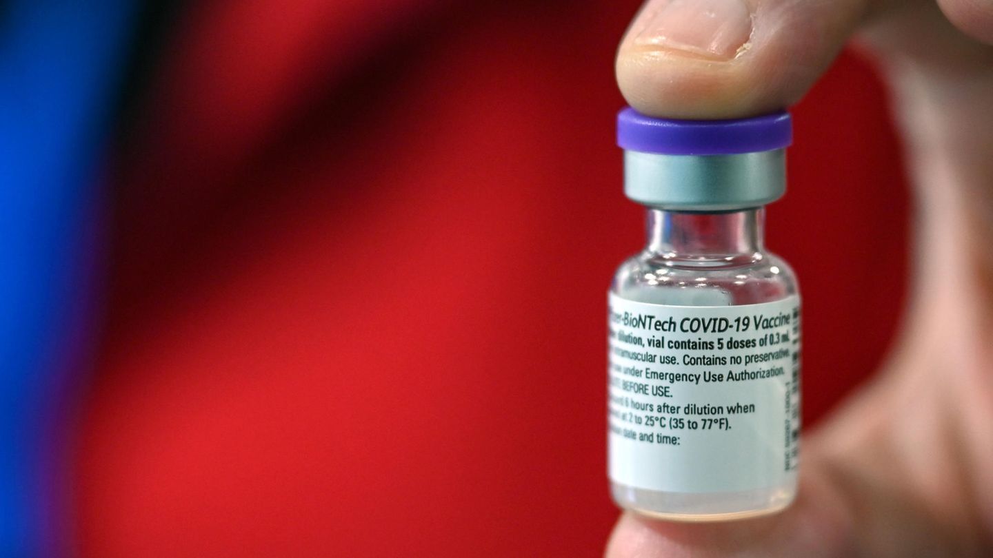 Ein kleiner Glasbehälter mit dem Impfstoff von Biontech/Pfizer für eine Corona-Schutzimpfung 