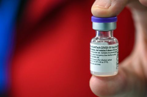 Ein kleiner Glasbehälter mit dem Impfstoff von Biontech/Pfizer für eine Corona-Schutzimpfung 
