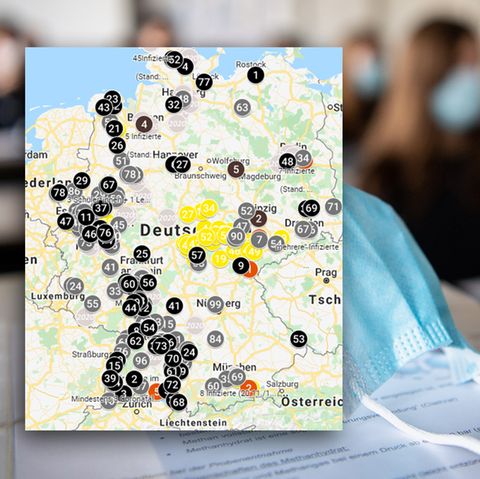 Schülerinnen und Schüler sitzen mit Mund- und Nasenschutz in einem Klassenraum
