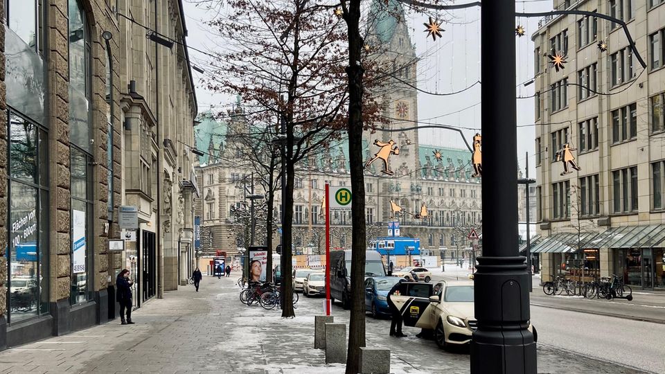 Westfield Überseequartier: Rathaus, Binnenalster und St. Petri-Kirche ziehen viele Menschen in die Innenstadt. Wie viele von ihnen werden sie künftig gegen einen Spaziergang an der Elbe eintauschen? Rathaus, Binnenalster und St. Petri-Kirche ziehen viele Menschen in die Innenstadt. Wie viele von ihnen werden sie künftig gegen einen Spaziergang an der Elbe eintauschen?
